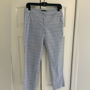 Stylish printed cropped pant.